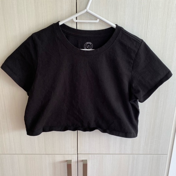 URBAN OUTFITTERS black crop top - Picture 1 of 3